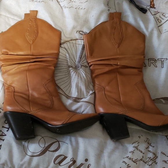 BCBGeneration Shoes - 🍀 7/ $25 BCBG Leather Boots Size 9